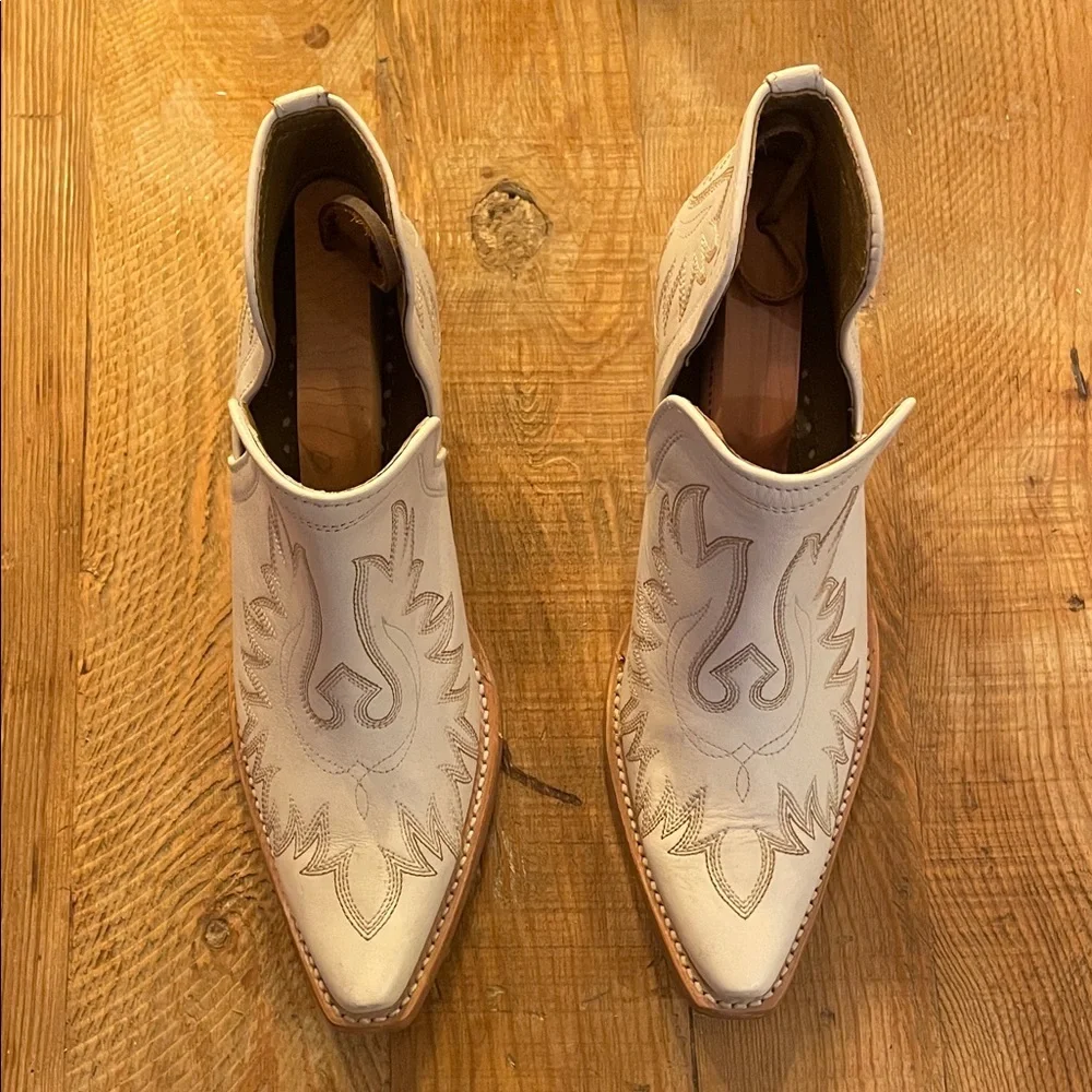 Ariat Stylish Cream Western Ankle Boots - Picture 3 of 8